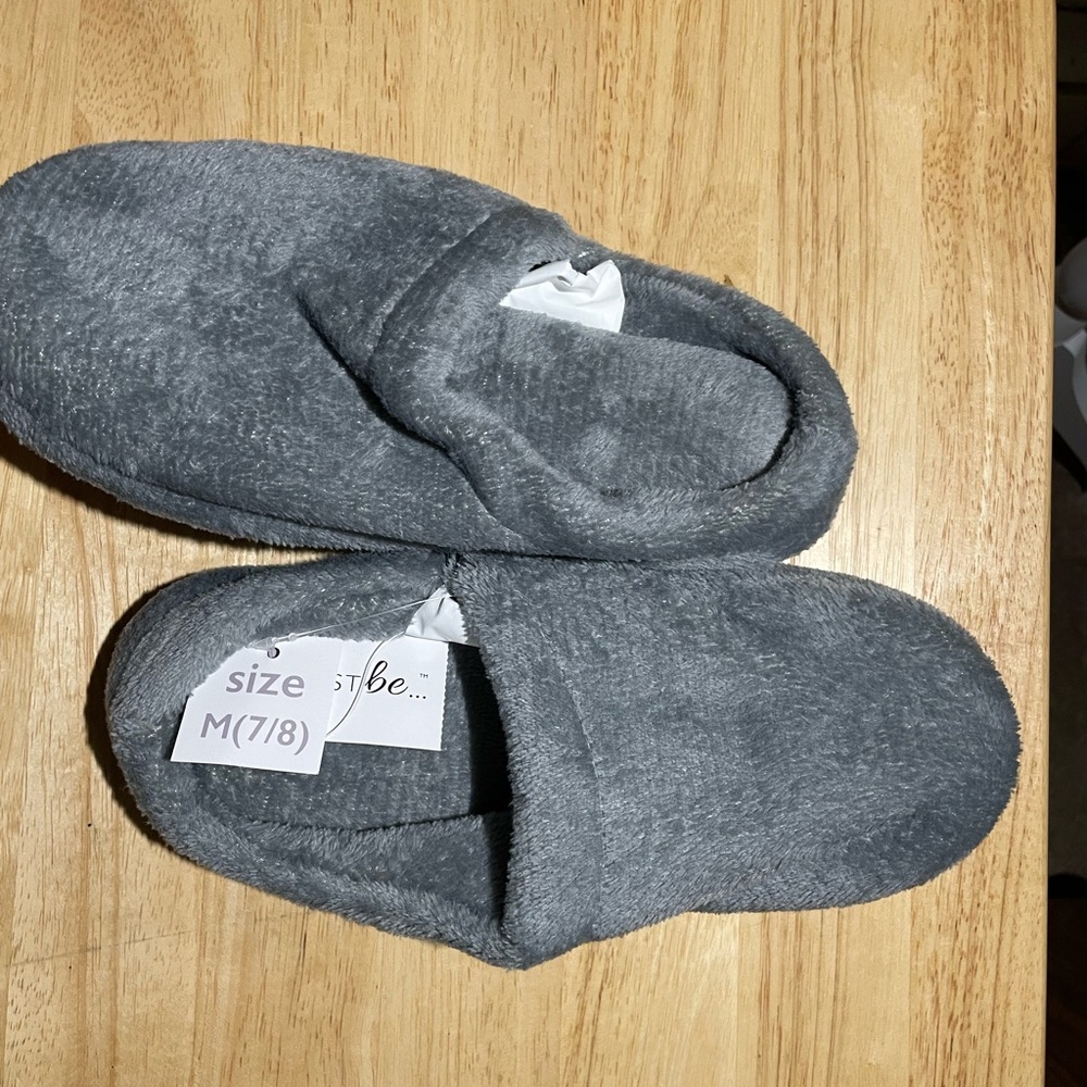 NWT Womenns Just be Gray Clog Style Slippers 
Size  7 To 8
